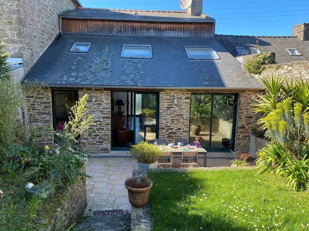 Holiday Home Camelias كُنْكال فرنسا